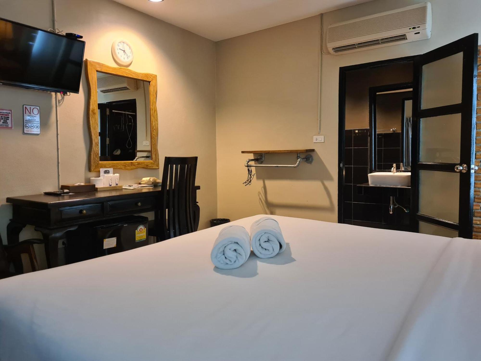 The 8 Factory Hotel Phitsanulok Exterior photo